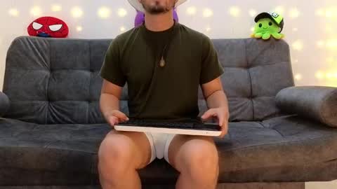 Snapshot of erick_brant chatting on March 8, 2025, 1:17 am ERICK online show from March 8, 2025, 1:17 am