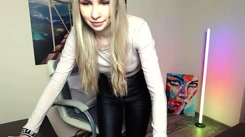 Erika online show from November 26, 2025, 1:23 pm