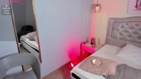 Escarlet online show from December 2, 2025, 2:12 pm