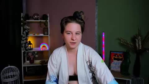 esma_shine online show from October 19, 2025, 7:42 am