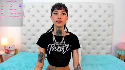 esmeralda  online show from November 24, 2025, 4:07 pm