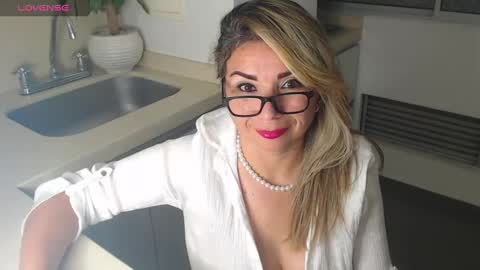 Snapshot of esperanza86_ chatting on January 6, 2025, 11:52 pm Juliana online show from January 6, 2025, 11:52 pm
