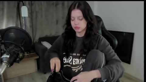 esteria online show from December 7, 2024, 9:22 pm