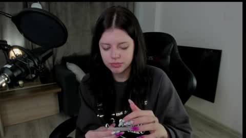 esteria online show from December 8, 2024, 9:35 am