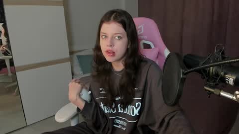 esteria online show from December 9, 2024, 1:29 am