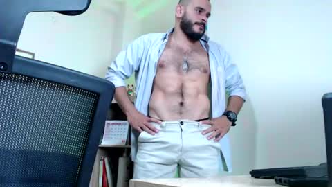 Snapshot of esteban_fer chatting on June 24, 2026, 5:17 am Esteban Fernandez online show from June 24, 2026, 5:17 am