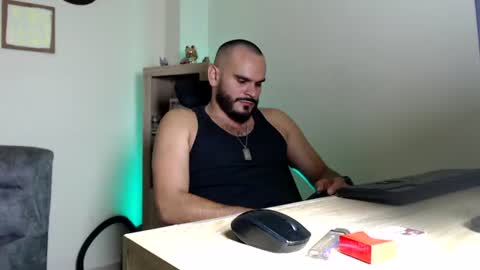Snapshot of esteban_fer chatting on June 28, 2026, 4:40 am Esteban Fernandez online show from June 28, 2026, 4:40 am