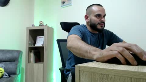 Snapshot of esteban_fer chatting on July 7, 2026, 4:04 am Esteban Fernandez online show from July 7, 2026, 4:04 am