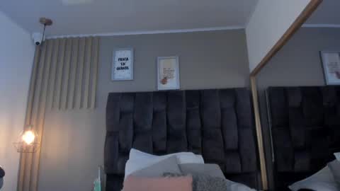 estefania__gomez online show from February 19, 2025, 8:10 pm