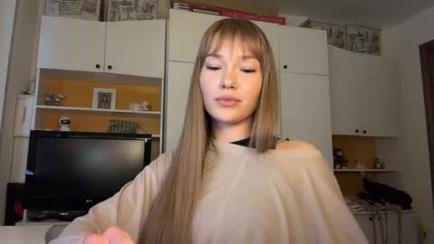 Snapshot of estellezdebski chatting on May 30, 2026, 11:51 am estellezdebski online show from May 30, 2026, 11:51 am