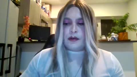 Estephanie Aguilar online show from September 21, 2025, 6:15 am