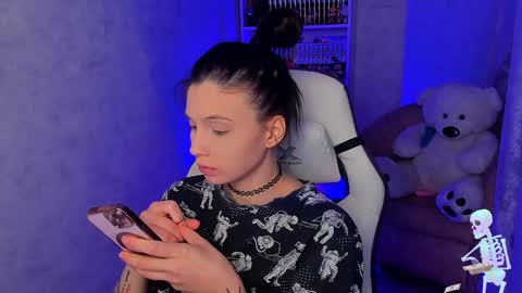 Ester online show from February 4, 2025, 11:49 pm