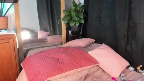 - E S T R E L L A  M I L F - online show from February 15, 2025, 1:05 pm