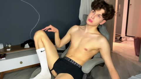 Snapshot of estremecerse chatting on December 17, 2024, 12:54 pm Alex online show from December 17, 2024, 12:54 pm