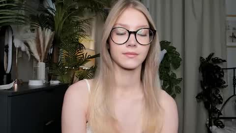 Natalie online show from September 24, 2025, 5:44 am