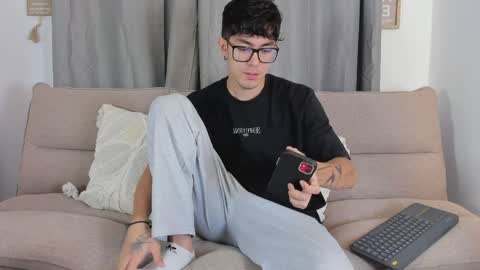 Snapshot of etham_wolf1 chatting on April 1, 2026, 5:21 pm etham_wolf1 online show from April 1, 2026, 5:21 pm