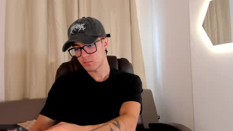 Snapshot of etham_wolf1 chatting on April 17, 2026, 7:17 pm etham_wolf1 online show from April 17, 2026, 7:17 pm