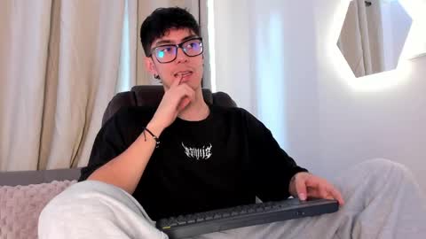 Snapshot of etham_wolf1 chatting on April 18, 2026, 6:12 pm etham_wolf1 online show from April 18, 2026, 6:12 pm