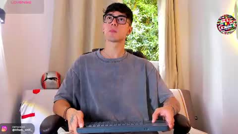 Snapshot of etham_wolf1 chatting on June 17, 2026, 5:47 pm etham_wolf1 online show from June 17, 2026, 5:47 pm