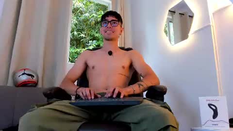 Snapshot of etham_wolf1 chatting on July 23, 2026, 6:17 pm etham_wolf1 online show from July 23, 2026, 6:17 pm
