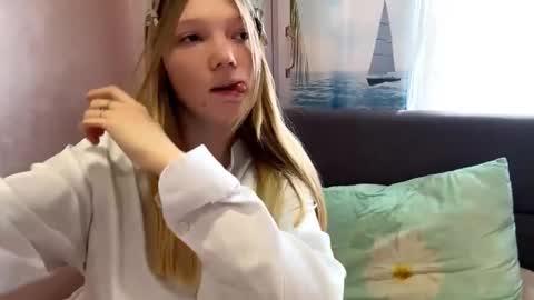 Lana online show from September 28, 2025, 6:19 am