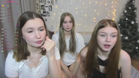 Snapshot of eumomino chatting on January 19, 2025, 12:49 am Veronica Tiia Lilith left to right online show from January 19, 2025, 12:49 am