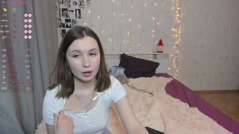 Snapshot of eumomino chatting on January 20, 2025, 5:04 am Veronica Tiia Lilith left to right online show from January 20, 2025, 5:04 am