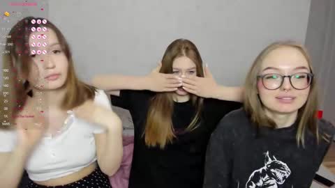 Snapshot of eumomino chatting on February 20, 2025, 1:57 am Veronica Tiia Lilith left to right online show from February 20, 2025, 1:57 am