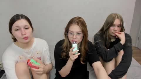 Snapshot of eumomino chatting on February 22, 2025, 6:39 am Veronica Tiia Lilith left to right online show from February 22, 2025, 6:39 am