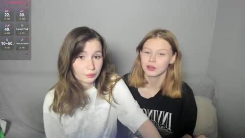 Snapshot of eumomino chatting on September 24, 2025, 4:32 pm Veronica Tiia Lilith left to right online show from September 24, 2025, 4:32 pm