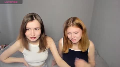 Snapshot of eumomino chatting on October 5, 2025, 4:11 am Veronica Tiia Lilith left to right online show from October 5, 2025, 4:11 am