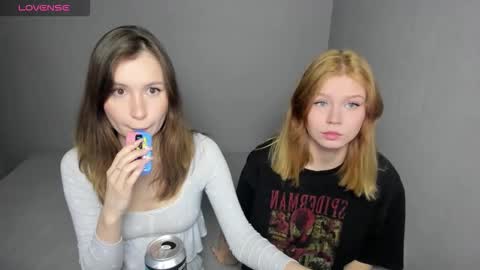 Snapshot of eumomino chatting on October 22, 2025, 2:06 pm Veronica Tiia Lilith left to right online show from October 22, 2025, 2:06 pm