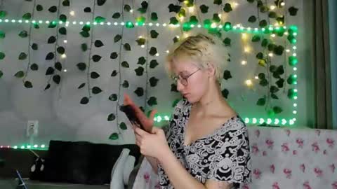 eva_forrest online show from September 15, 2025, 5:46 pm