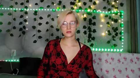 eva_forrest online show from September 16, 2025, 6:42 pm