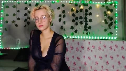 eva_forrest online show from September 19, 2025, 6:52 pm