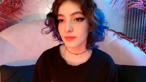 E V A online show from October 20, 2025, 7:47 pm