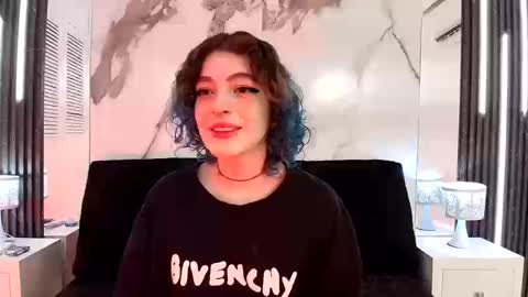 E V A online show from October 21, 2025, 7:36 pm