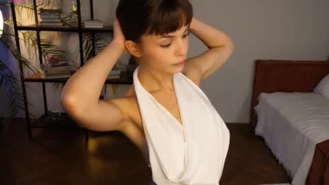 Hello my name is Eva its my first day here online show from September 17, 2025, 8:16 am