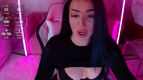 Snapshot of evanew_ chatting on October 15, 2025, 5:35 pm Eva online show from October 15, 2025, 5:35 pm