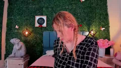 Snapshot of evangelyne_rose chatting on March 12, 2026, 7:20 pm Evangelyne online show from March 12, 2026, 7:20 pm