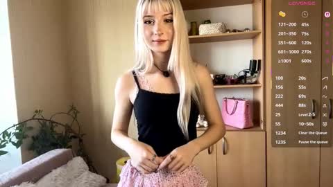 Eva online show from November 8, 2025, 8:25 am