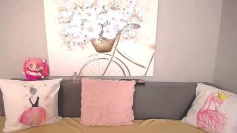 Snapshot of evarey_ chatting on November 5, 2025, 5:18 am Adelina online show from November 5, 2025, 5:18 am