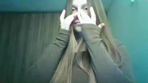 evasapples2026 online show from March 26, 2026, 10:04 pm