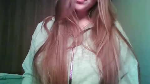 Snapshot of evasapples2026 chatting on April 20, 2026, 7:37 pm evasapples2026 online show from April 20, 2026, 7:37 pm