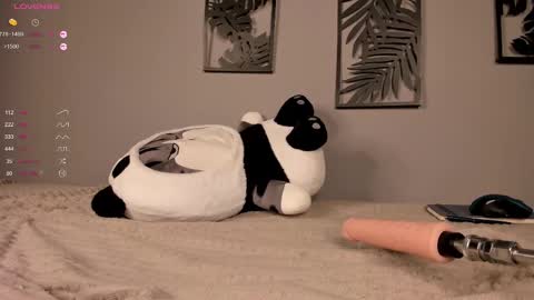 evaveenus online show from March 4, 2025, 9:00 pm