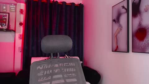 Evee online show from December 20, 2025, 11:23 pm