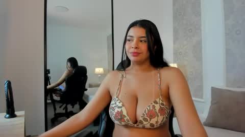 E V E L I N online show from April 1, 2026, 1:52 pm