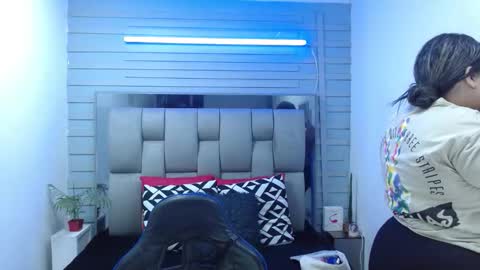 evelin zaens online show from March 24, 2026, 3:55 am