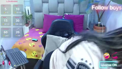 evelin zaens online show from April 17, 2026, 4:59 am