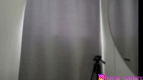 E V E L Y N  online show from January 6, 2025, 12:24 pm